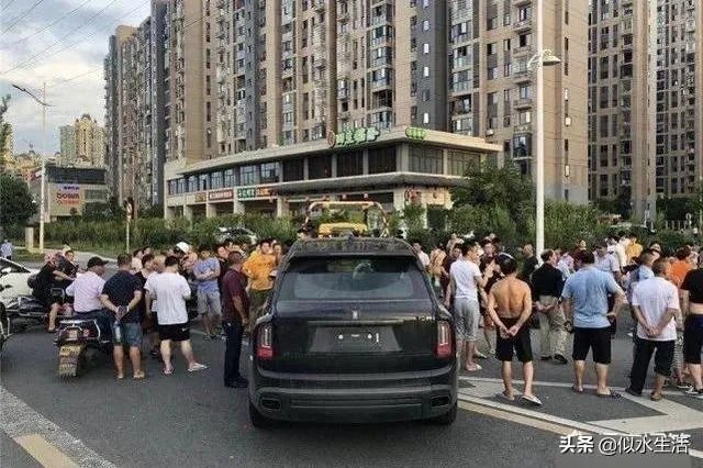 女司机开面包车与劳斯莱斯相撞,或面临200万索赔,你怎么看?