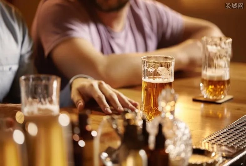 美女酒托钓网友 男子与美女见面喝酒被宰上万元