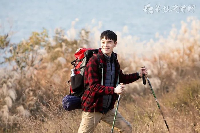 高跟鞋配丝袜被认为是绝配,但穿上丝袜脚就会在高跟鞋里打滑,不舒服怎么办?