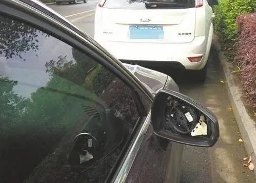 小偷偷后视镜留条是怎么回事?