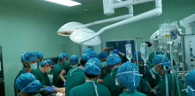 四根钢筋贯穿工人身体 多学科接力演绎生死大营救