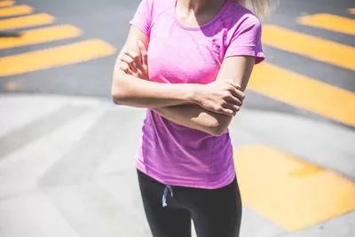 小孩地铁抢夺蛋卷 如何进行育儿教育