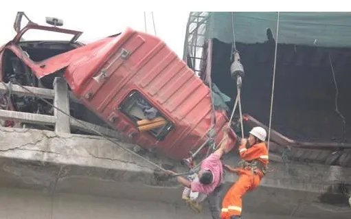 江苏教练车被货车倾轧情形如何？