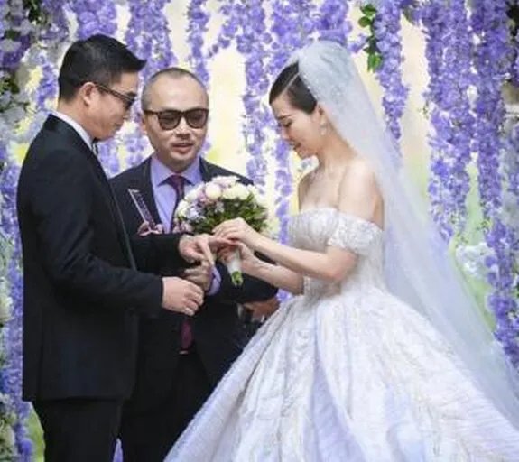 冯轲晒股权变更是怎么回事?