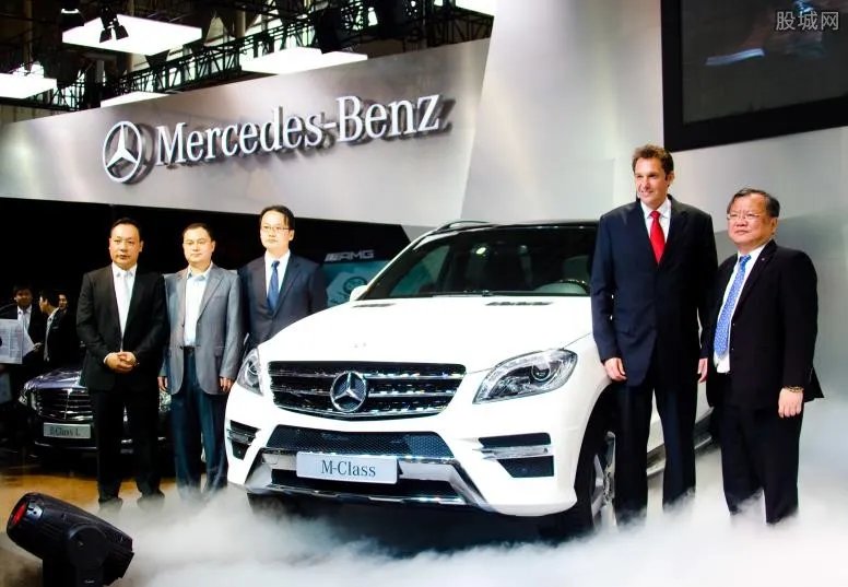 开奔驰上路跑黑车 2017奔驰多少钱一辆