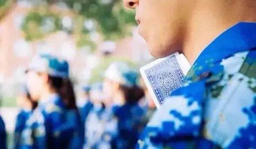 新生夹扑克站军姿:一手夹6张扑克站军姿的样子画面