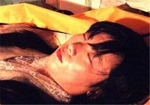 古墓挖出会呻吟女人 工人吓傻(图)