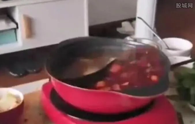 网友家中火锅告诉你成都震感有多凶 晃翻一地都是！