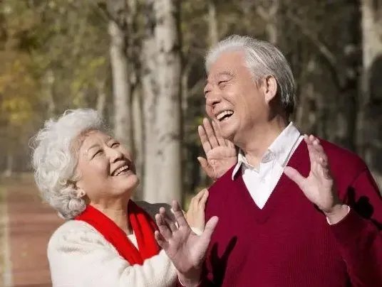 建议独生子女父母退休金上调10-20%,独居老人的养老金是否也该调整?