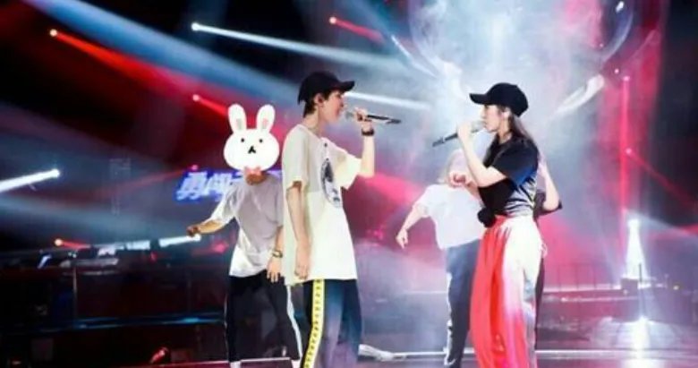 孟美岐如何回应忘词？