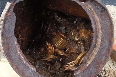 夫妇捡了一破铁罐 里面东西值3.7亿（满满金币一千多块）