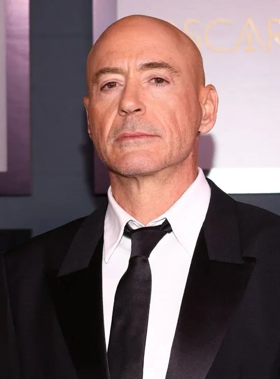 小罗伯特·唐尼携爱妻亮相奥斯卡活动 痞帅气质不输当年