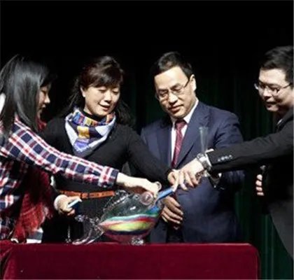 李河君老婆白宇照片及家庭背景 他的钱从哪里来