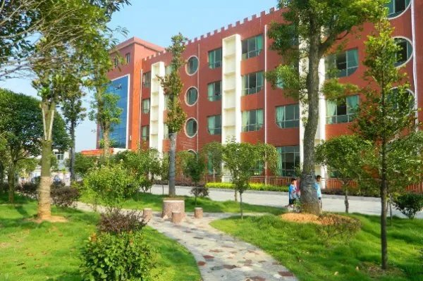 高校天价宿舍1万6一年,面对学校中的不合理收费可以向哪些部门反映?