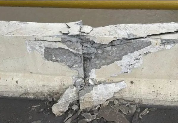 海南一高速大桥因突发塌陷封锁,给当地的交通造成了怎样的影响?