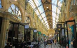 警方通报街头被扎针