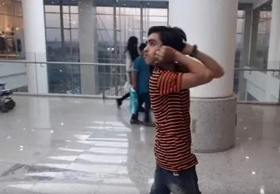 男孩头能转180度这是真的吗？