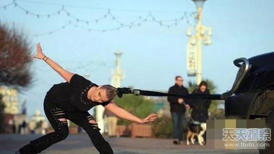 女汉子用头发拉4吨汽车 惊呆众人(图)