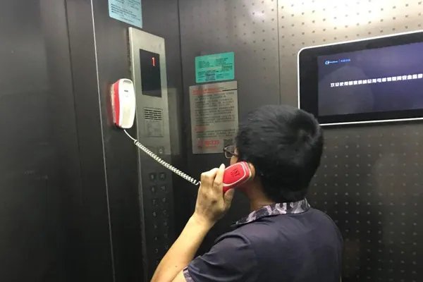 小区电梯突然加速撞顶楼致1死,坐电梯遇到紧急情况该怎么办?