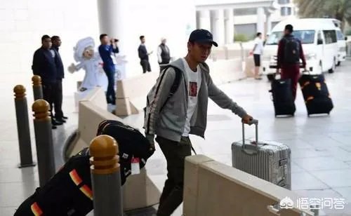 国足输给伊朗以后状态如何？他们在回国的飞机上会做什么？