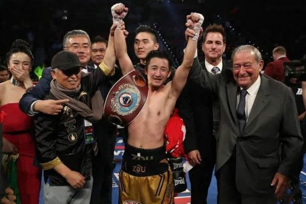 邹市明夺世界拳王金腰带 等21年迎来拳击生涯“大满贯”