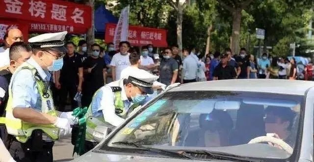 母亲把高考女儿送错考点当场痛哭，为何会走错考点？