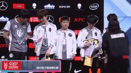 IG战胜TES，替补中单成唯一没有应援礼物选手，尴尬左顾右盼，什么情况？