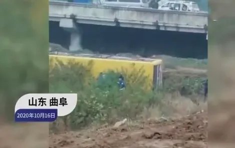 山东曲阜一公交车被追尾侧翻？
