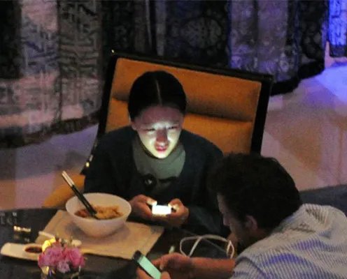 周冬雨酒店约会老外 竟然按纯爷们的饭量点餐