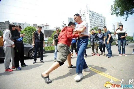 男子把挨打当职业月入3万 专业挨打13年独孤求败