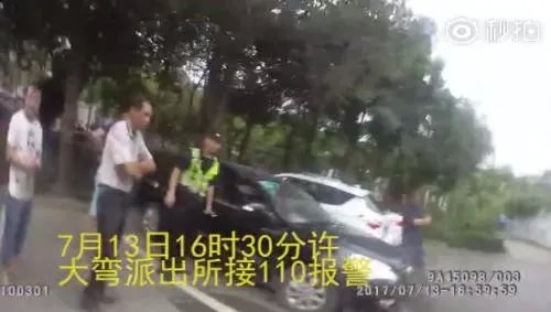 民警在什么时候砸窗救小孩?