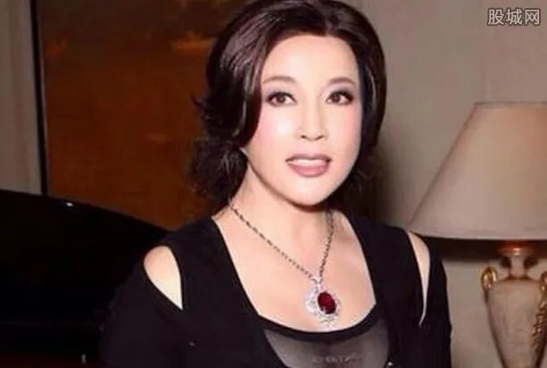 刘晓庆承认整形 整形前后照对比素颜简直吓死人