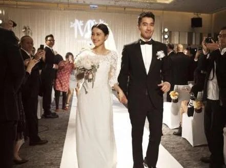 高圆圆摆弄秀发姿势迷人 回顾其与赵又廷两人的感情史