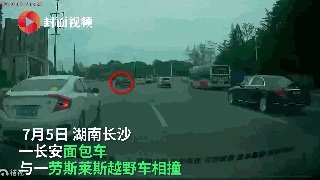 女司机开面包车与劳斯莱斯相撞,或面临200万索赔,你怎么看?