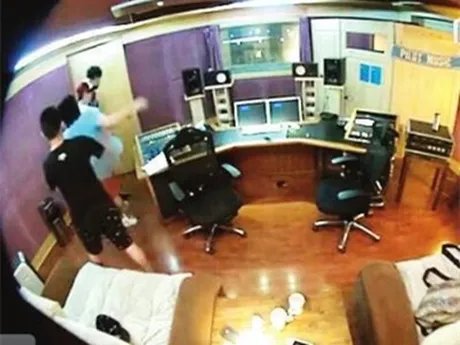 袁惟仁飞踹暴打鲍春来 陈楚生劝架左右为难