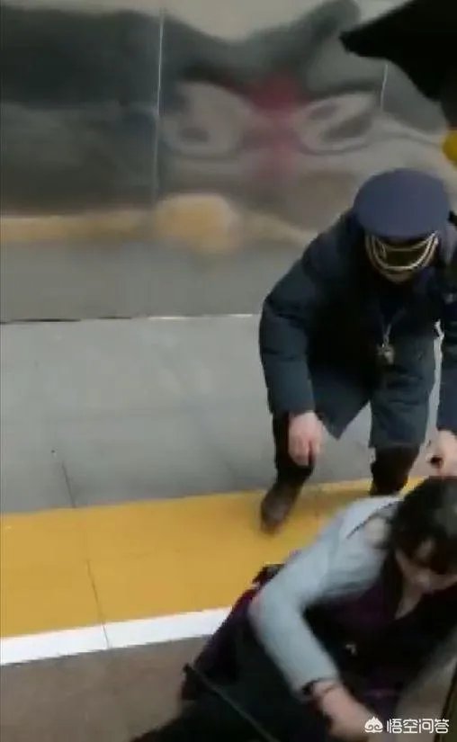 如何评价高铁扒门罗海丽“老师”？