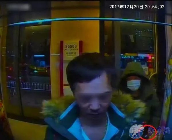 健身教练持刀抢劫逃跑中做了什么事?