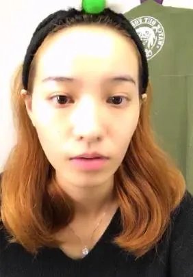 欧弟妻子直播化妆 化妆前后差距太大(图)