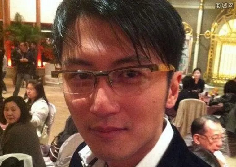 吴君如亲嘴谢霆锋是真的吗 酷酷的谢霆锋竟然害羞了