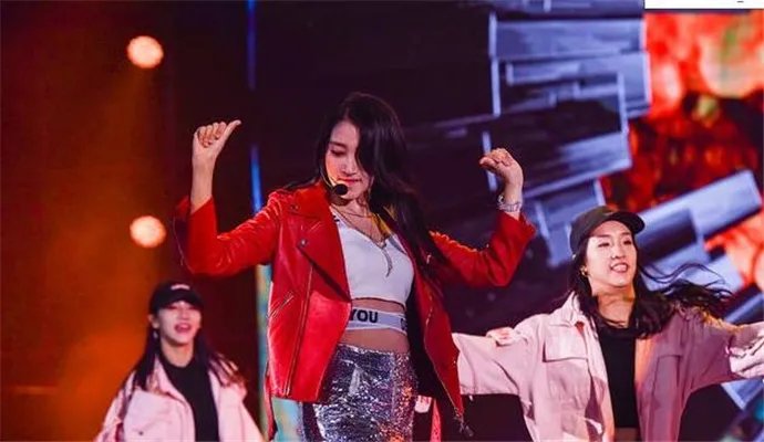 关晓彤超短裤激情热舞 令观众大吃一惊