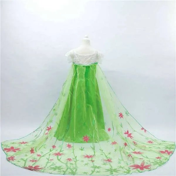 因为女儿缝制百套礼服而走红的爸爸，网友们如何评价？