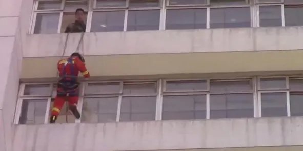 女子欲跳楼被踹回是怎么回事？