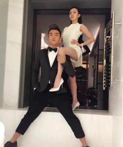 郑恺扬言大闹baby婚礼 与女友厕所化身“屎密司夫妇”