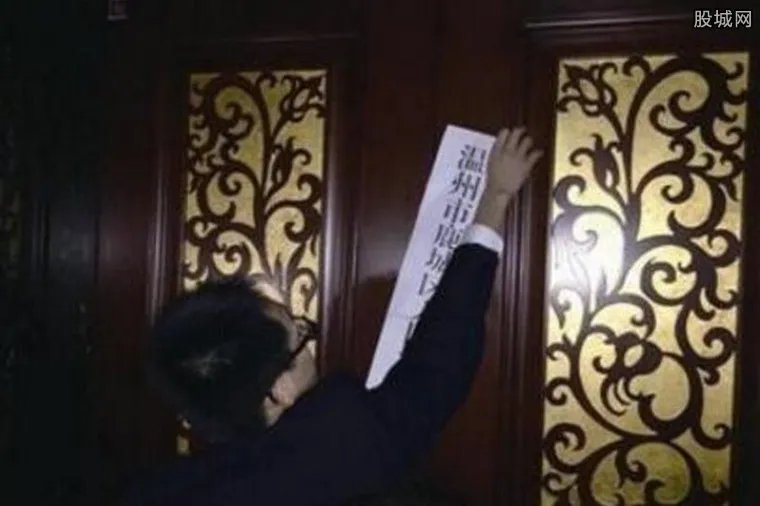 老赖把房子设灵堂 在房子里摆放已故母亲的遗像