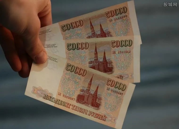 旧沙发中藏匿6亿 女主人每天躺世上最昂贵钱褥上睡觉