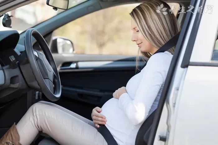 轿车冰上漂移落水 冬季开车注意事项