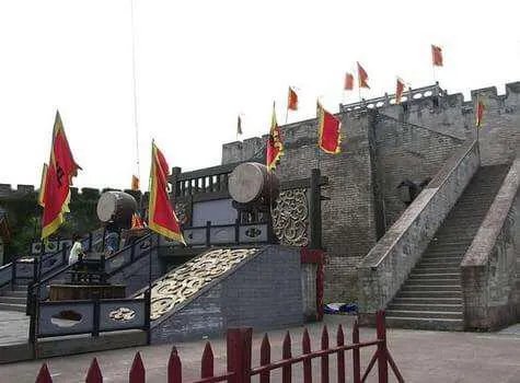 上联：落日阁中琴瑟瑟，阁下洛阳客，下联怎么对？