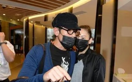 郭富城陪女友看诊 两人双手紧握方媛被疑怀孕