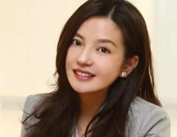 赵薇与绯闻男友深夜同回豪宅,她现在的感情状态是啥样?