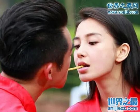 杨颖的胸口给郑恺亲吻，嘴对嘴吃饼干双唇紧贴 